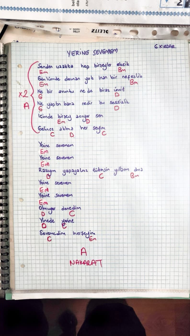 Kareli deftere el yazısıyla yazılmış Yerine Sevemem akor sayfası